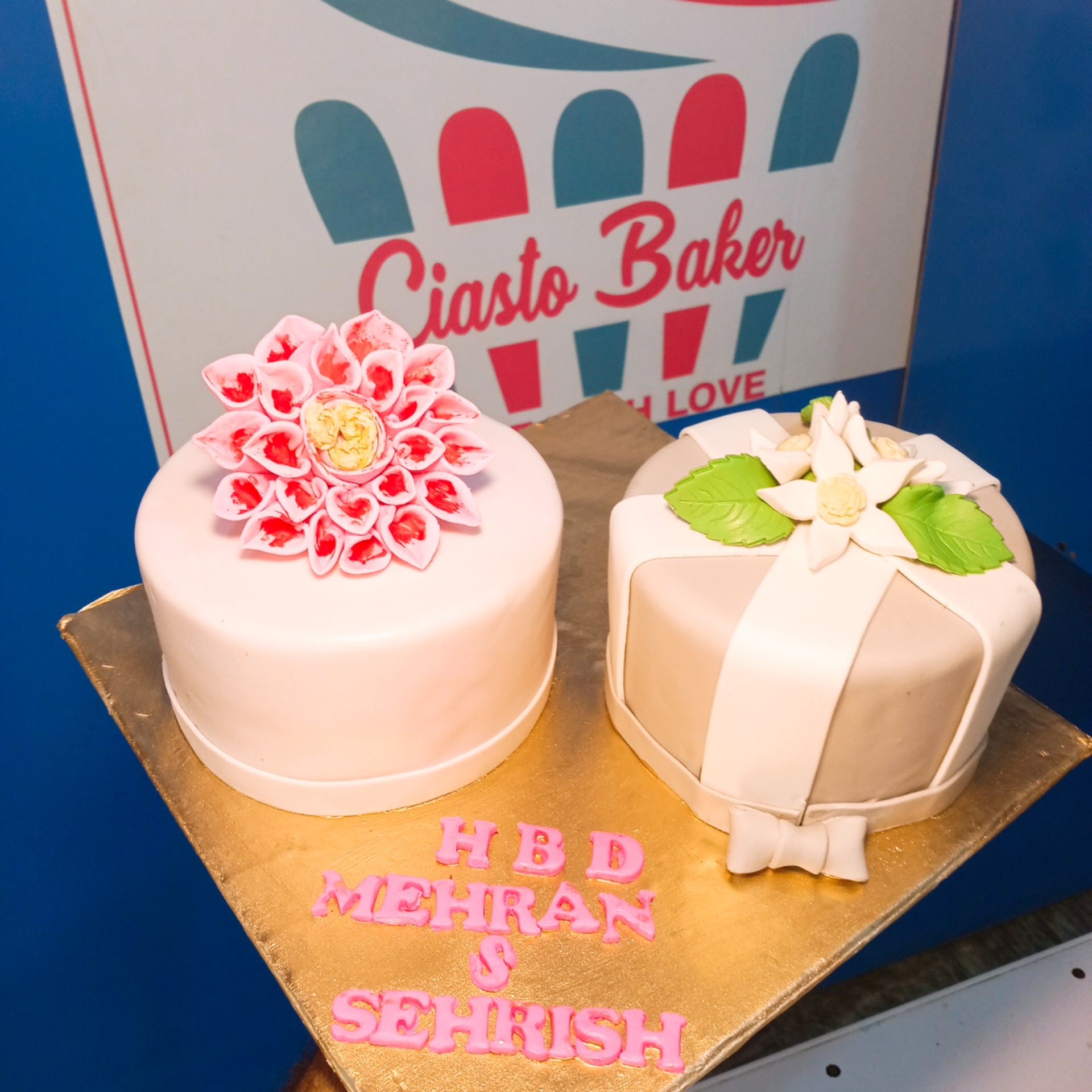 Fashion Queen Cake Charm
